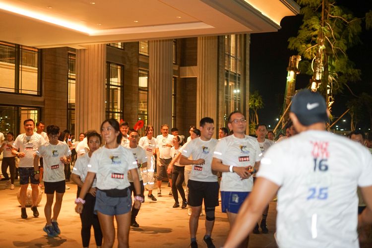 Race photo from PIK NITE RUN VIBES