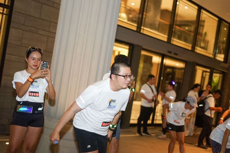 Race photo from PIK NITE RUN VIBES