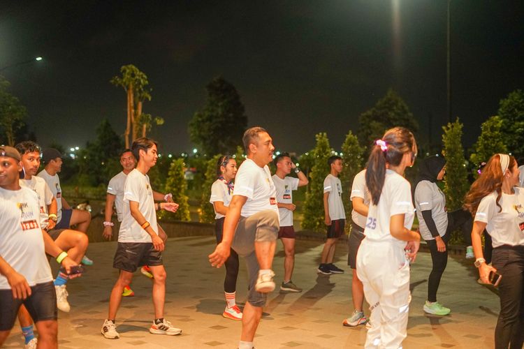 Race photo from PIK NITE RUN VIBES