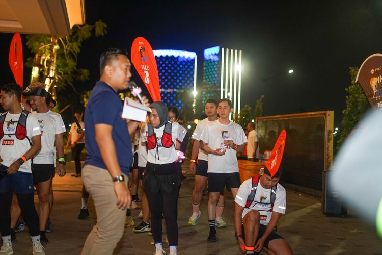 Race photo from PIK NITE RUN VIBES