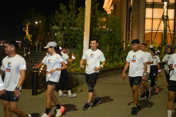 Race photo from PIK NITE RUN VIBES