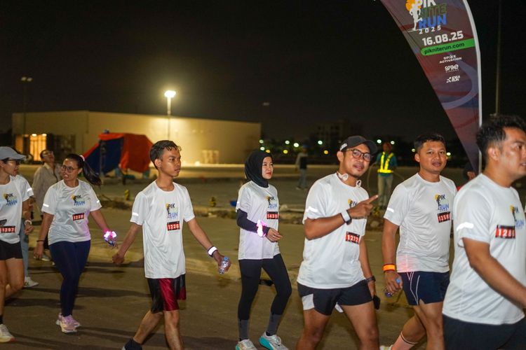 Race photo from PIK NITE RUN VIBES