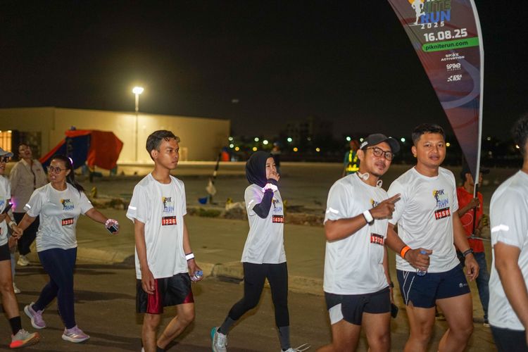 Race photo from PIK NITE RUN VIBES