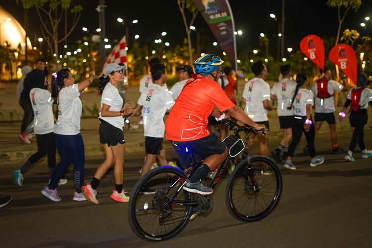 Race photo from PIK NITE RUN VIBES