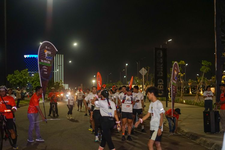 Race photo from PIK NITE RUN VIBES