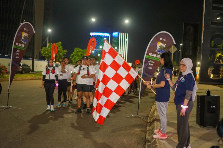 Race photo from PIK NITE RUN VIBES