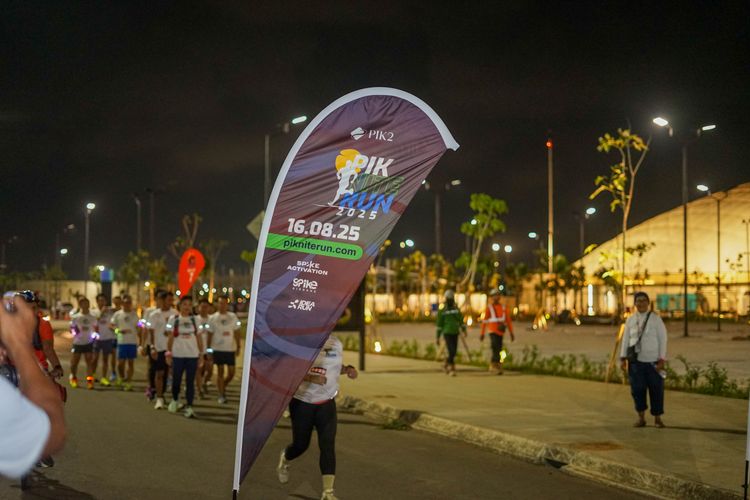 Race photo from PIK NITE RUN VIBES