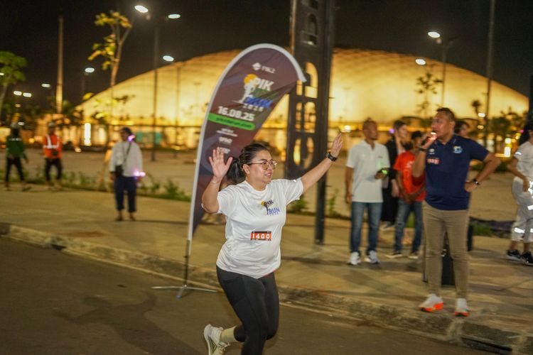 Race photo from PIK NITE RUN VIBES