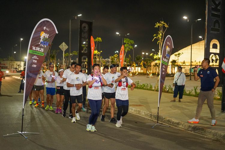 Race photo from PIK NITE RUN VIBES