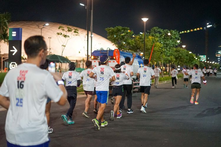 Race photo from PIK NITE RUN VIBES