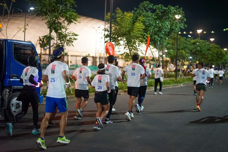 Race photo from PIK NITE RUN VIBES