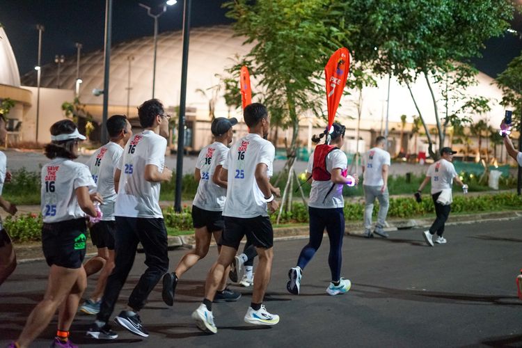 Race photo from PIK NITE RUN VIBES