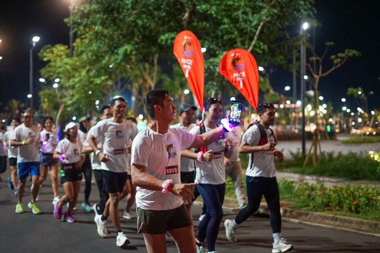 Race photo from PIK NITE RUN VIBES
