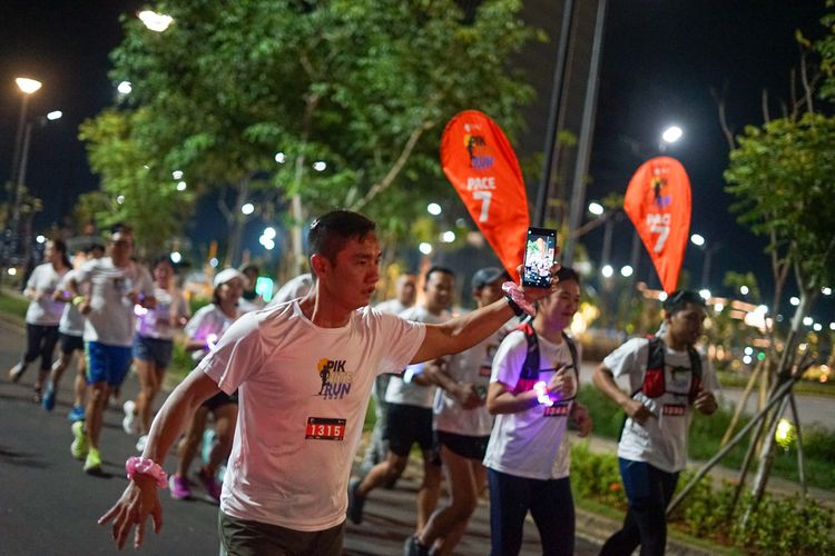 Race photo from PIK NITE RUN VIBES