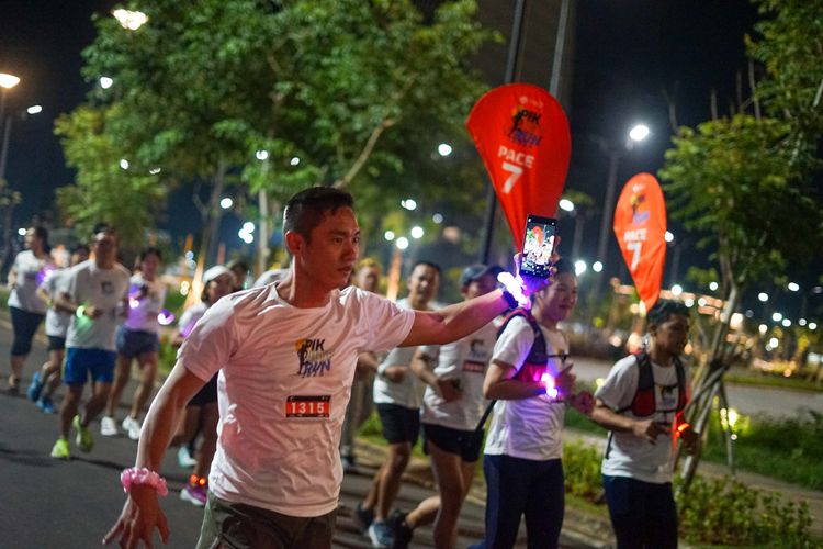 Race photo from PIK NITE RUN VIBES