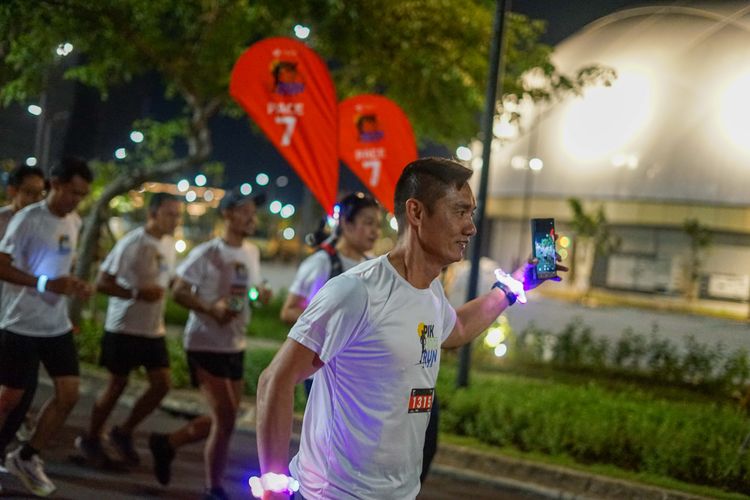 Race photo from PIK NITE RUN VIBES