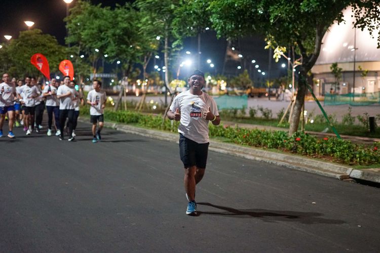 Race photo from PIK NITE RUN VIBES