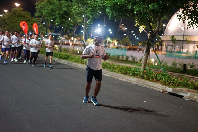 Race photo from PIK NITE RUN VIBES