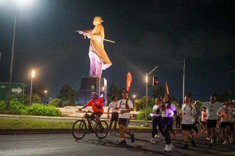 Race photo from PIK NITE RUN VIBES