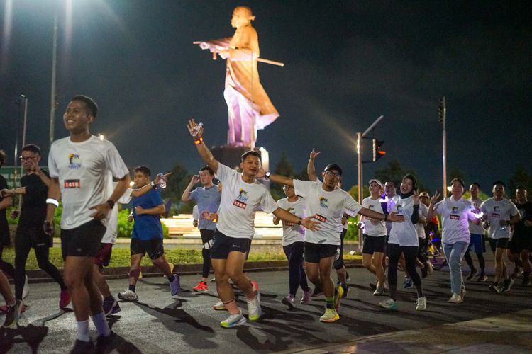 Race photo from PIK NITE RUN VIBES