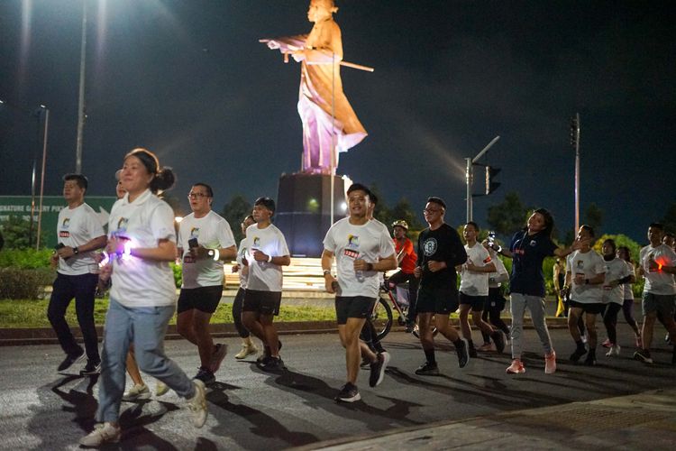 Race photo from PIK NITE RUN VIBES