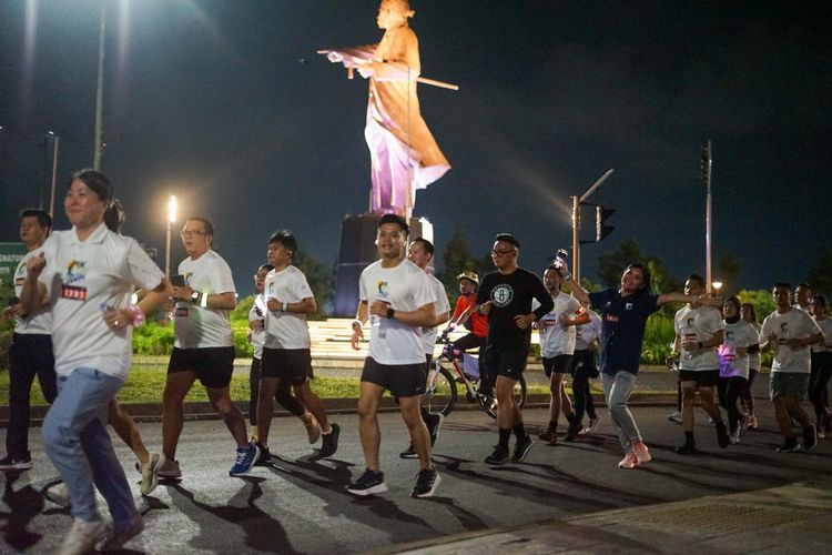 Race photo from PIK NITE RUN VIBES