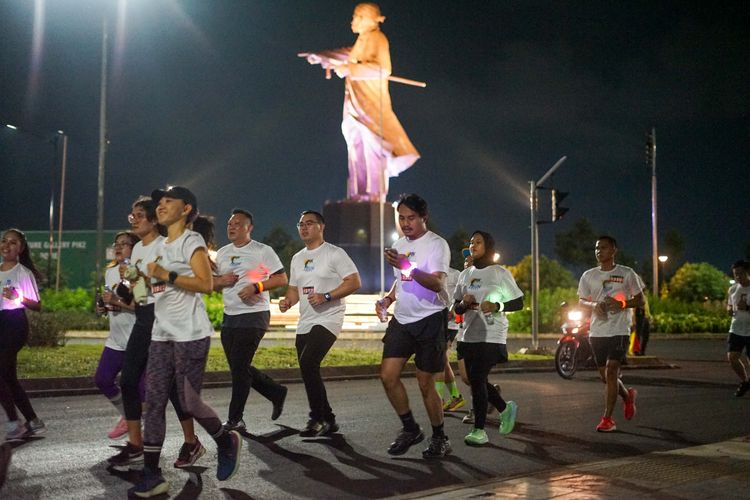 Race photo from PIK NITE RUN VIBES