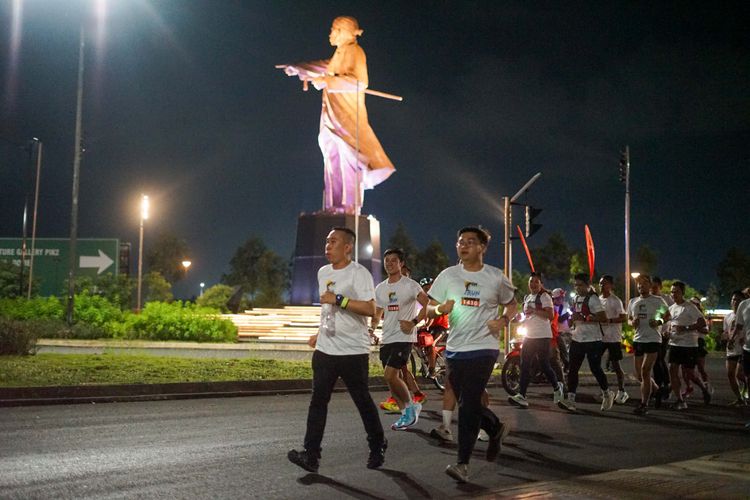 Race photo from PIK NITE RUN VIBES