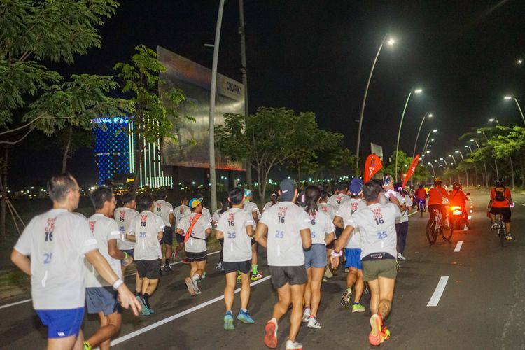Race photo from PIK NITE RUN VIBES