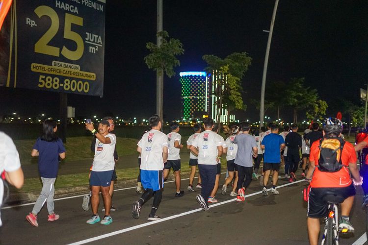 Race photo from PIK NITE RUN VIBES