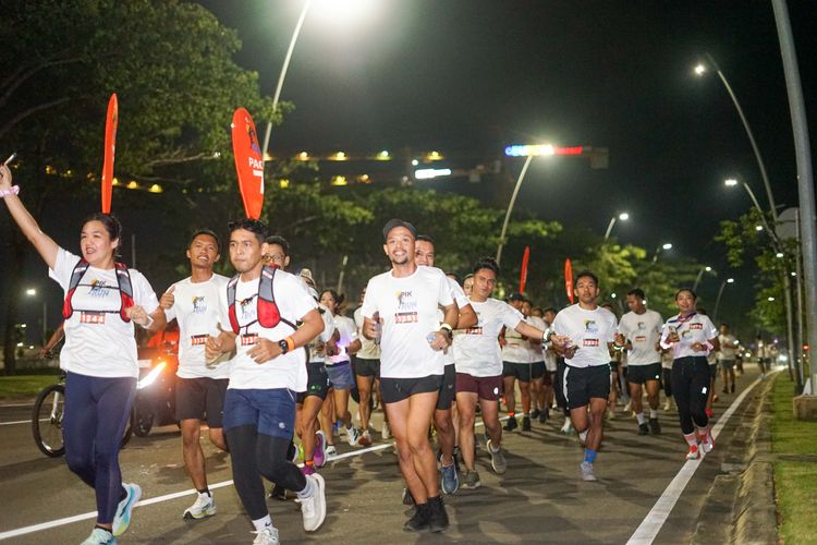 Race photo from PIK NITE RUN VIBES