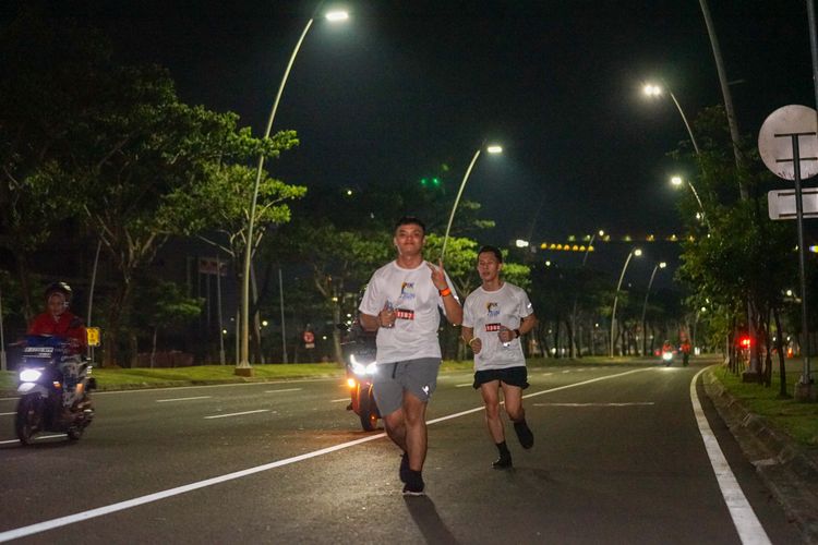 Race photo from PIK NITE RUN VIBES