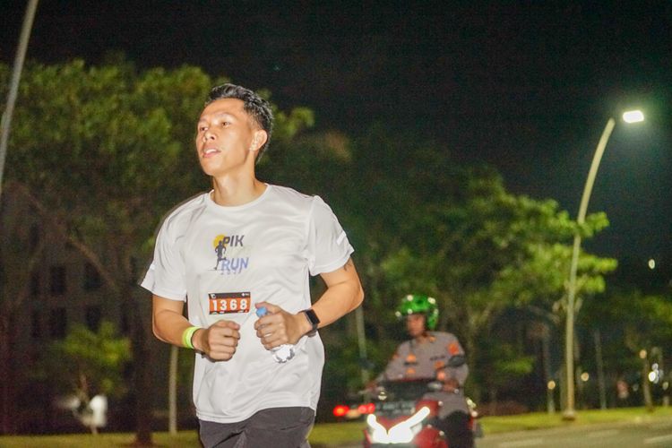 Race photo from PIK NITE RUN VIBES