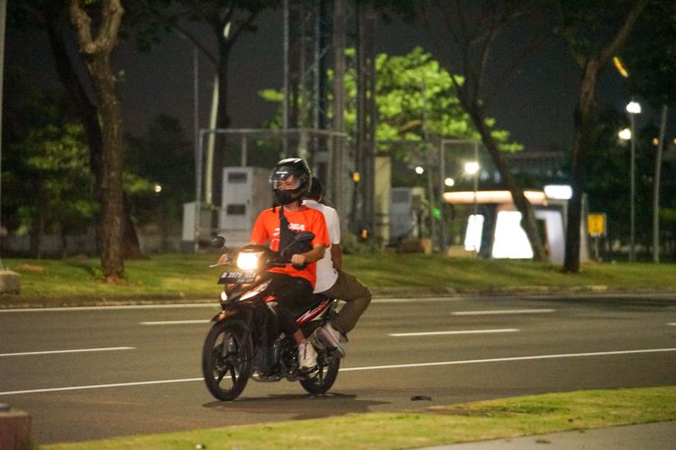 Race photo from PIK NITE RUN VIBES