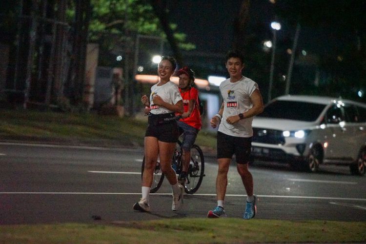 Race photo from PIK NITE RUN VIBES