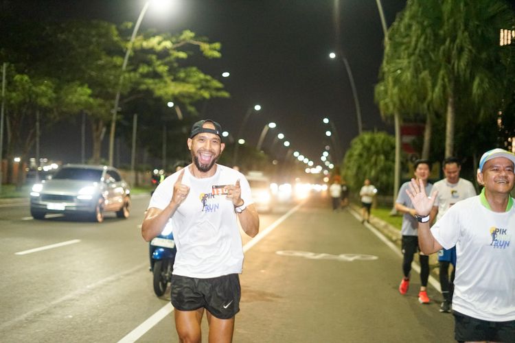 Race photo from PIK NITE RUN VIBES