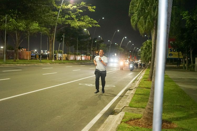 Race photo from PIK NITE RUN VIBES
