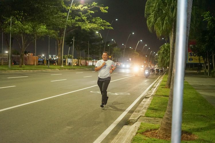 Race photo from PIK NITE RUN VIBES