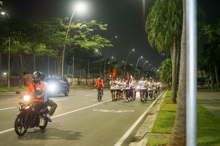 Race photo from PIK NITE RUN VIBES