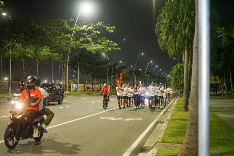Race photo from PIK NITE RUN VIBES