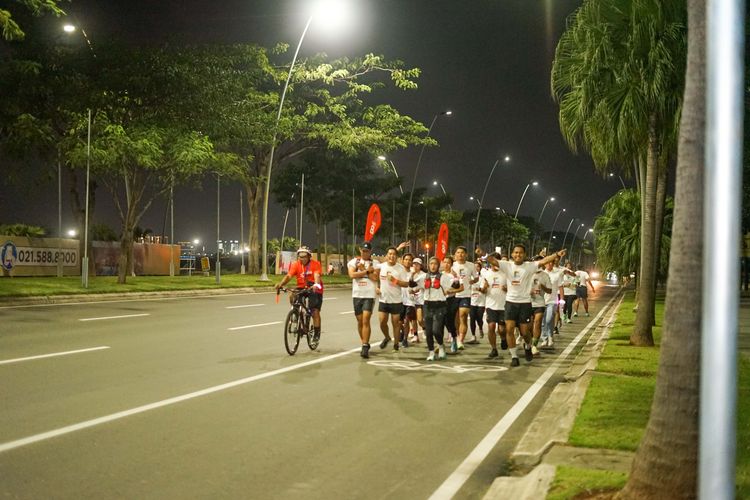 Race photo from PIK NITE RUN VIBES