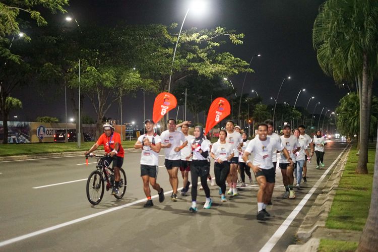 Race photo from PIK NITE RUN VIBES