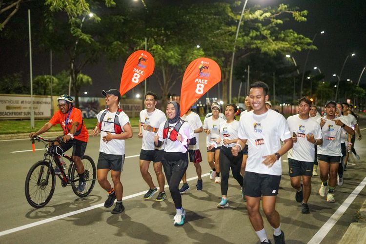 Race photo from PIK NITE RUN VIBES