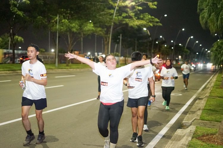 Race photo from PIK NITE RUN VIBES