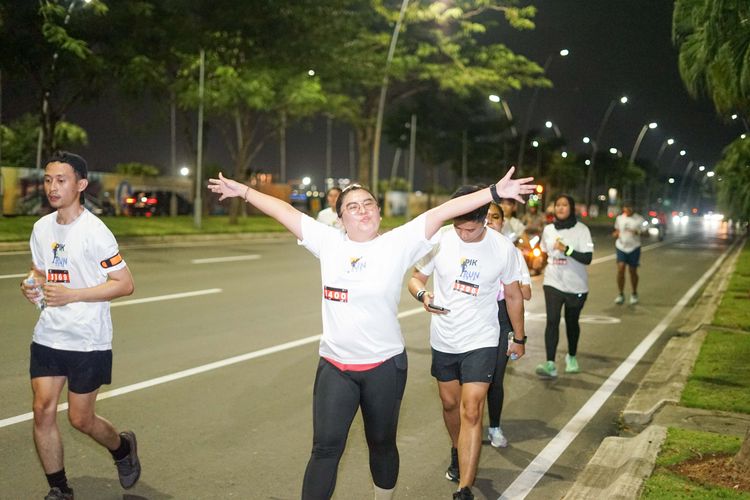 Race photo from PIK NITE RUN VIBES
