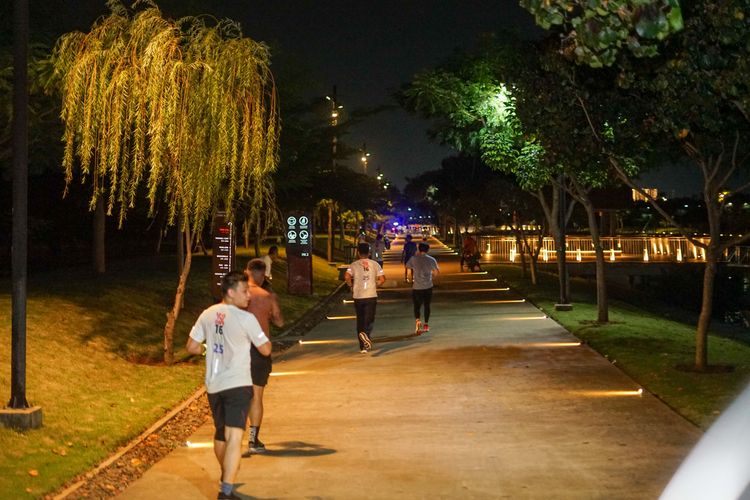 Race photo from PIK NITE RUN VIBES