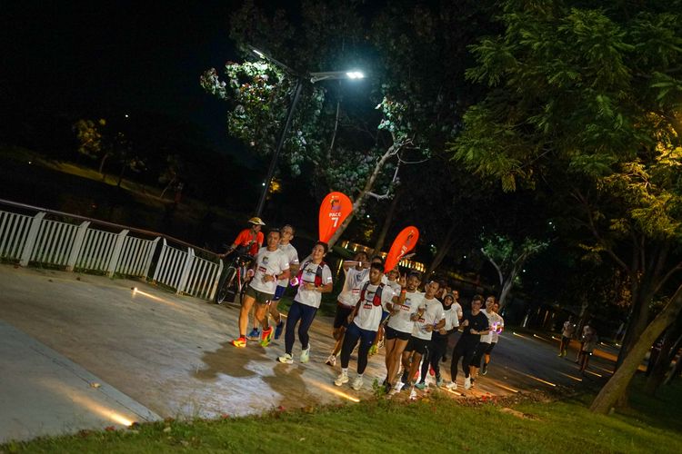 Race photo from PIK NITE RUN VIBES