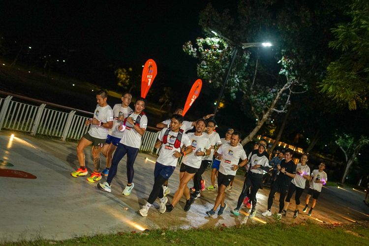 Race photo from PIK NITE RUN VIBES
