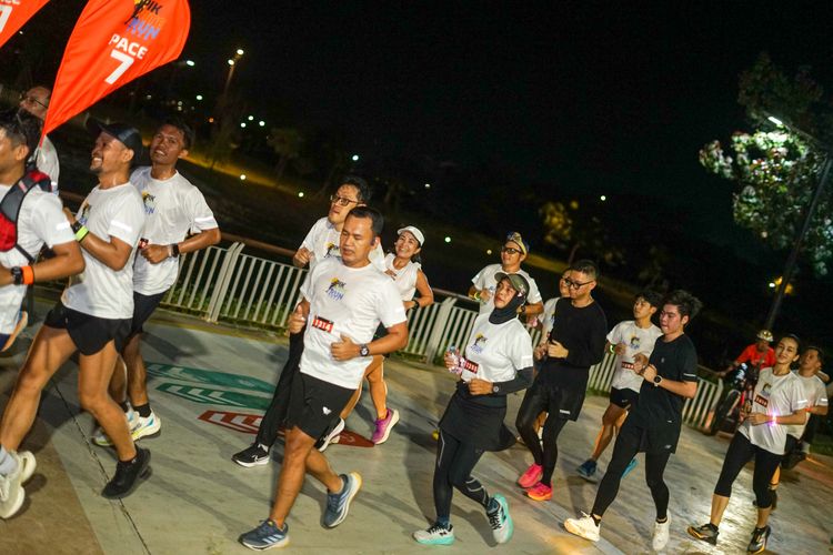 Race photo from PIK NITE RUN VIBES