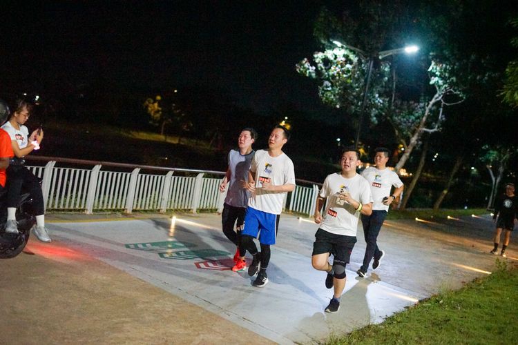 Race photo from PIK NITE RUN VIBES